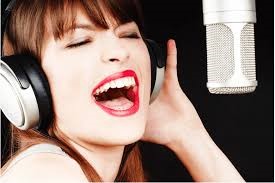 خوانندگی و یا آواز خواندن یکی از حرفه های است که طرفداران زیادی دارد 