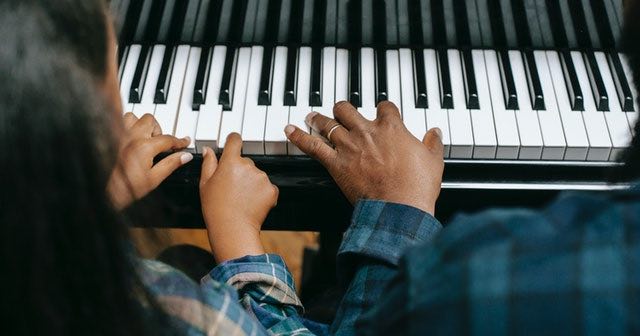 father daughter playing piano chords - سوال های رایج هنرآموزان پیانو