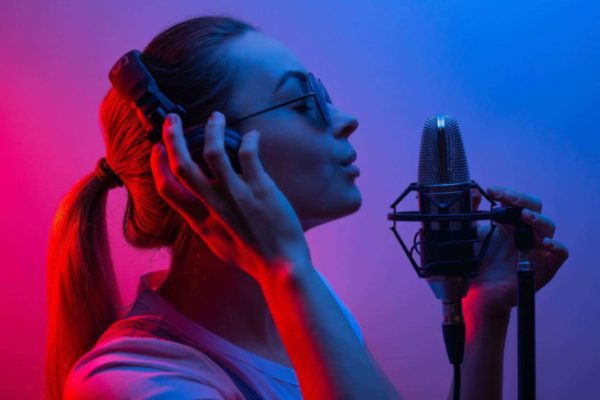 Girl-Singing-Vocal-Range-652x435